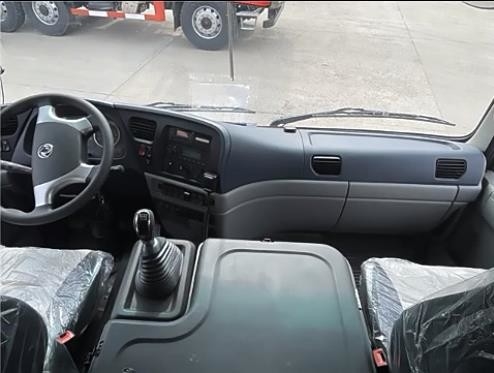 Diesel 170 PS Power Custom Offroad Militärfahrzeuge 4x4 Bus 6m Karosserie 17 Sitze